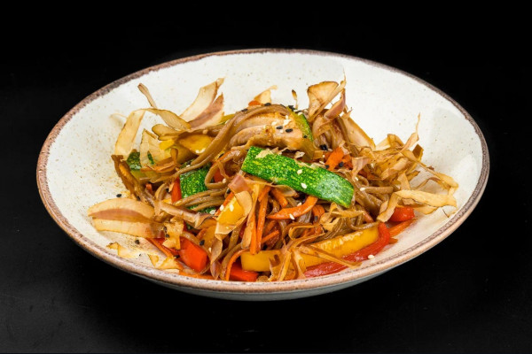 Гречневая соба с цыпленком  и овощами